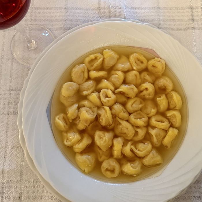 Des tortellini in brodo