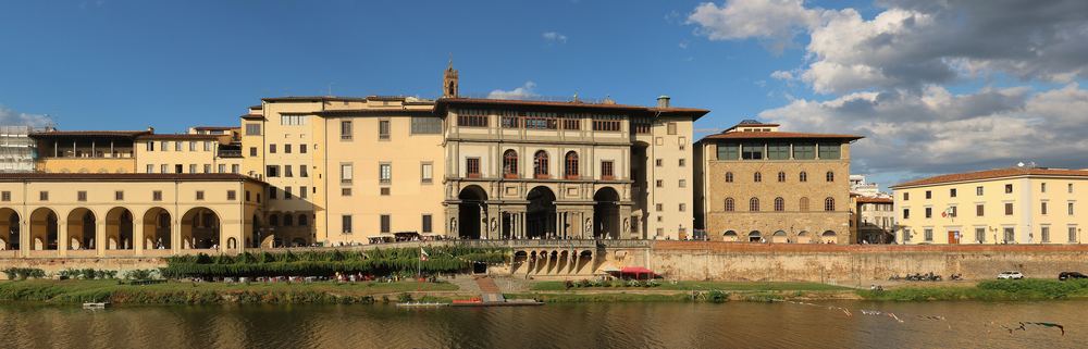 Les Offices vus depuis l'Arno, à Florence
