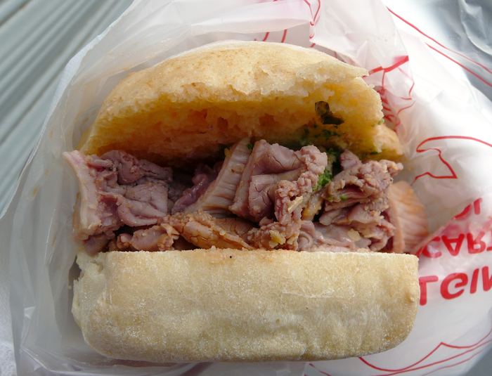 Un sandwich au lampredotto, à Florence