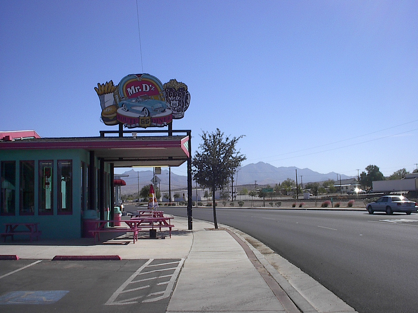 Façade rose et turquoise du Mr. D'z Route 66 Diner à Kingman