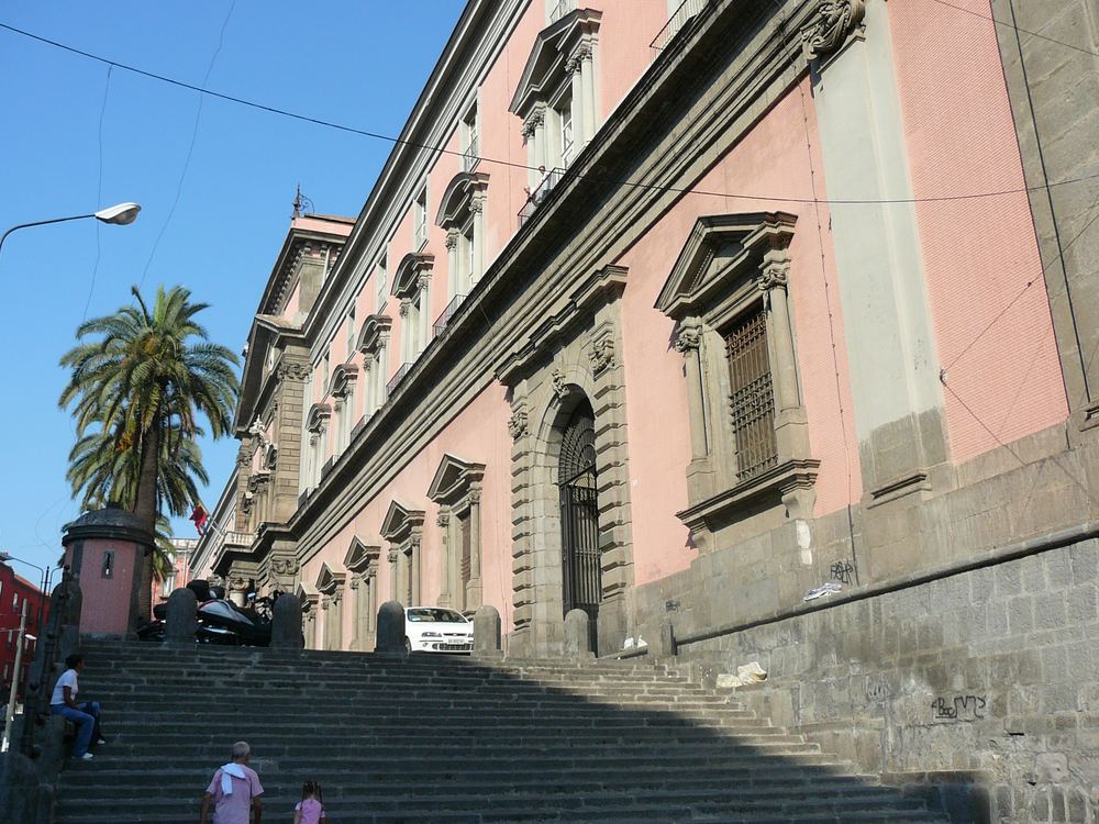 Façade du Musée archéologique national de Naples