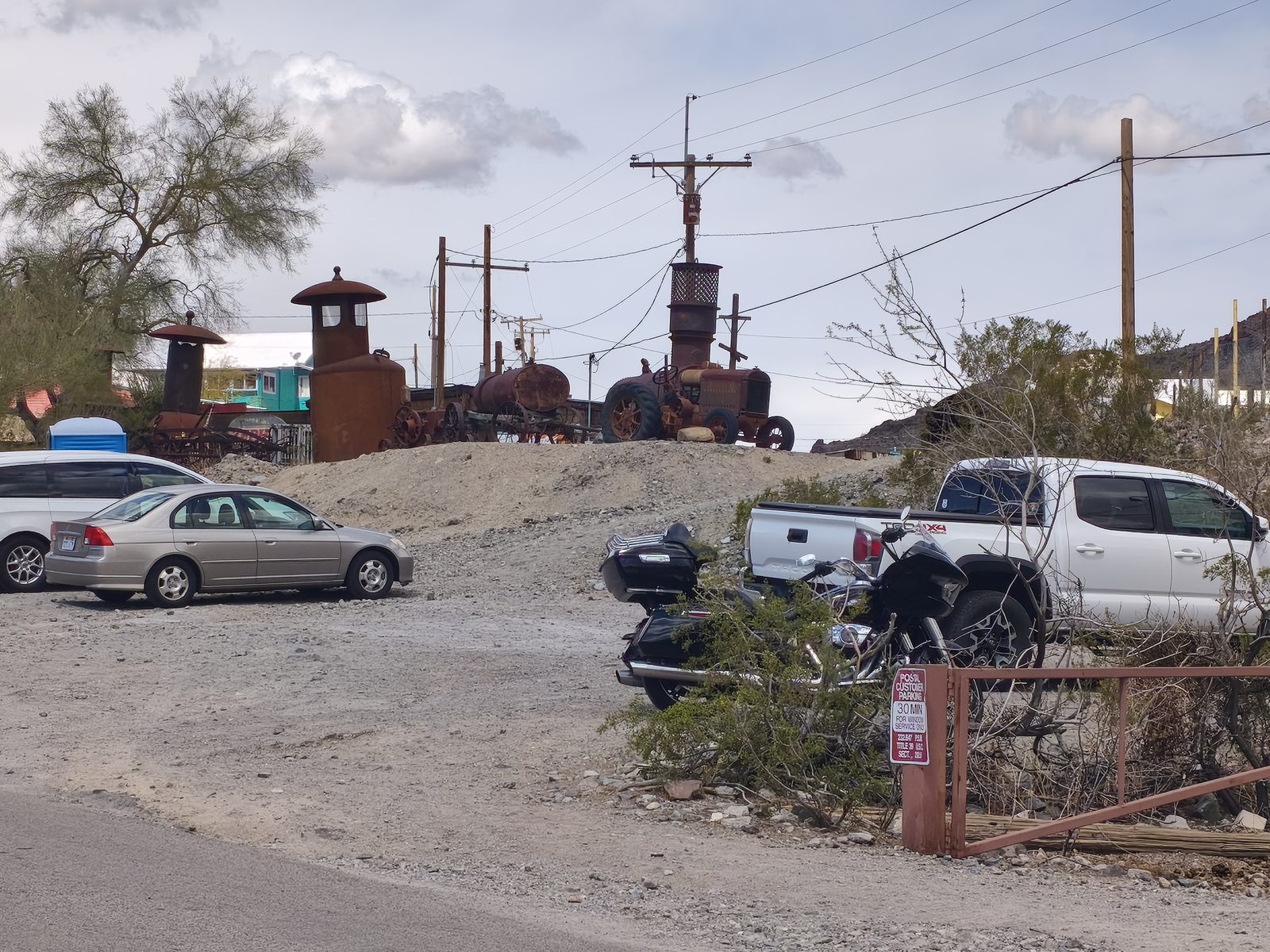 Vieilles machines rouillées exposées sur une butte à Oatman, Arizona