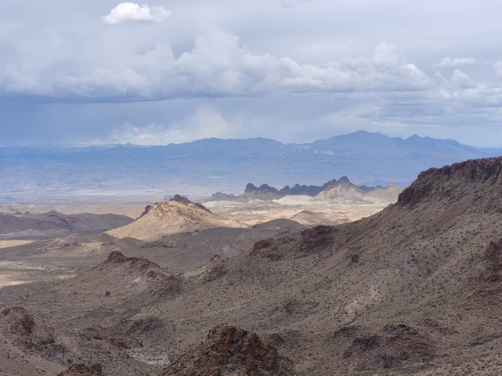 Panorama sur les Black Mountains et le désert sous un ciel orageux, près d'Oatman
