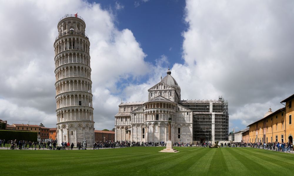 La piazza dei Miracoli à Pise, avec le Duomo, le baptistère et la tour penchée