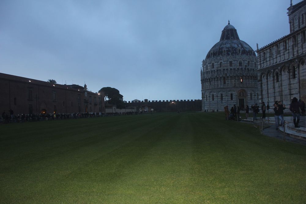 Le baptistère de Pise sur la piazza dei Miracoli