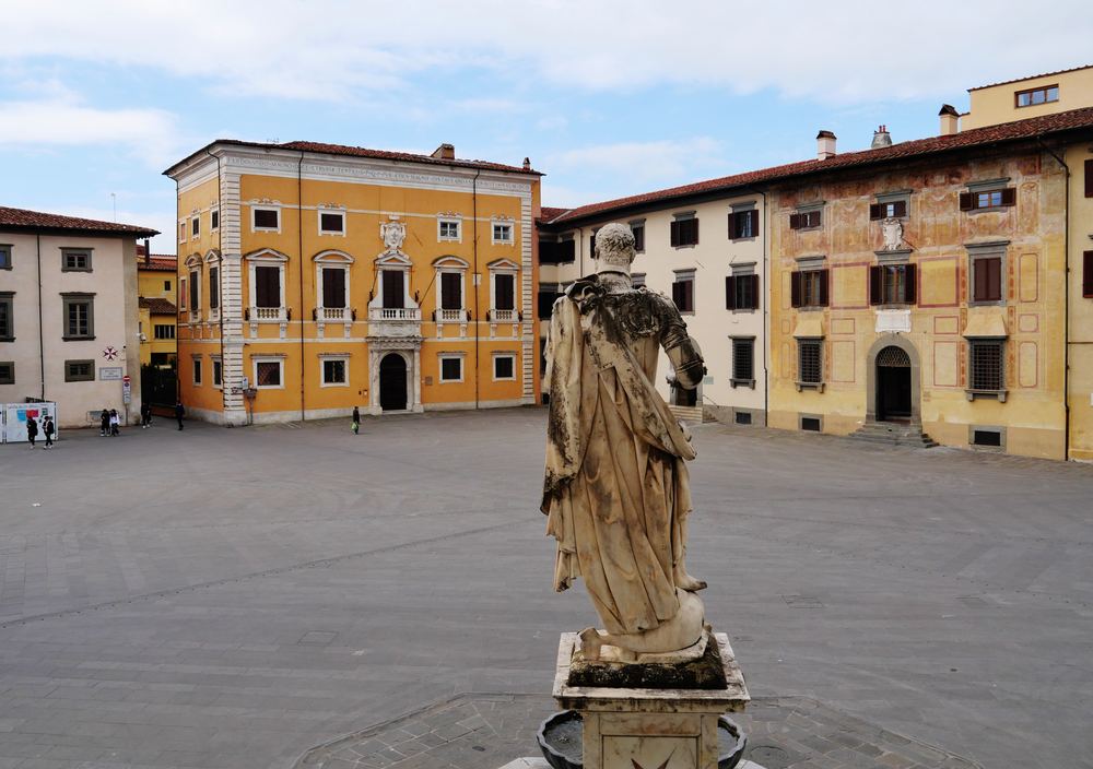 La piazza dei Cavalieri à Pise, avec le palazzo della Carovana