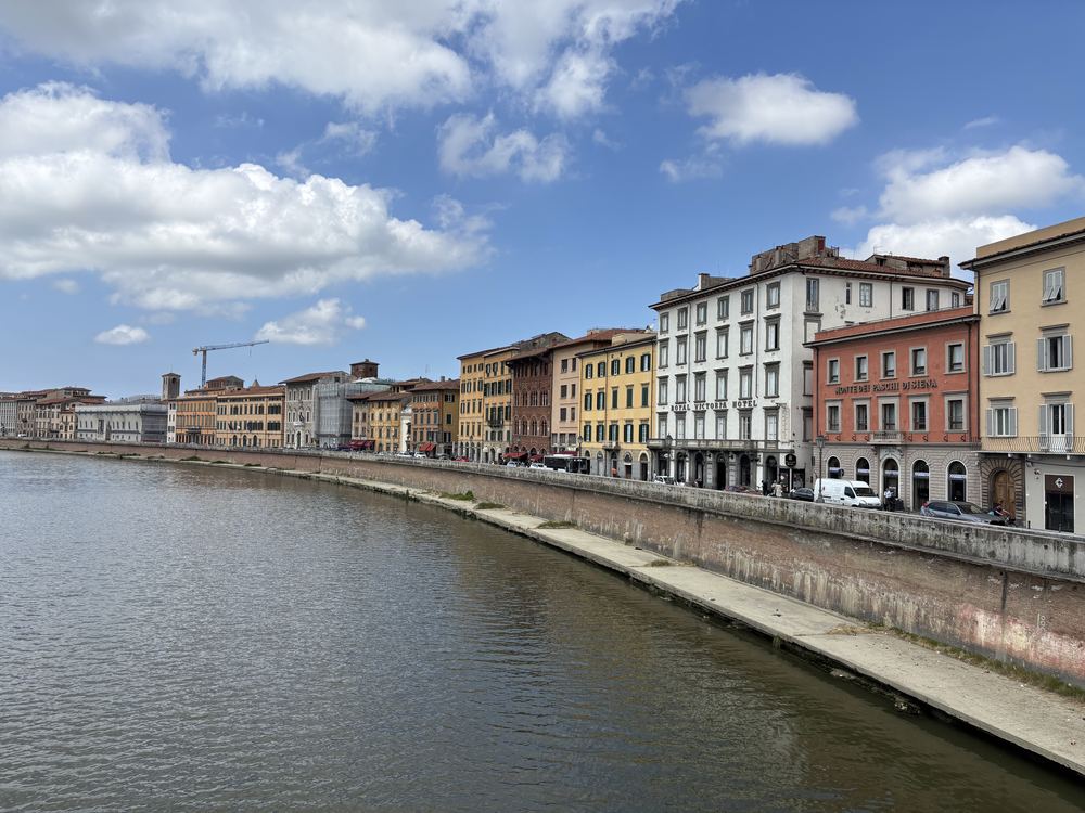 Les quais de l'Arno à Pise, vus depuis le Ponte di Mezzo