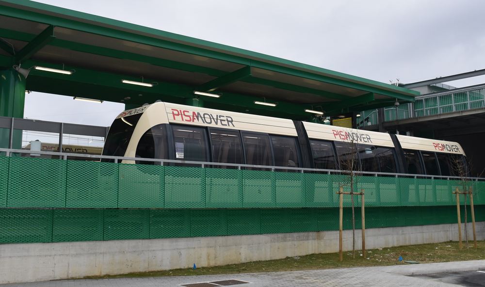 La navette PisaMover entre l'aéroport et la gare de Pise
