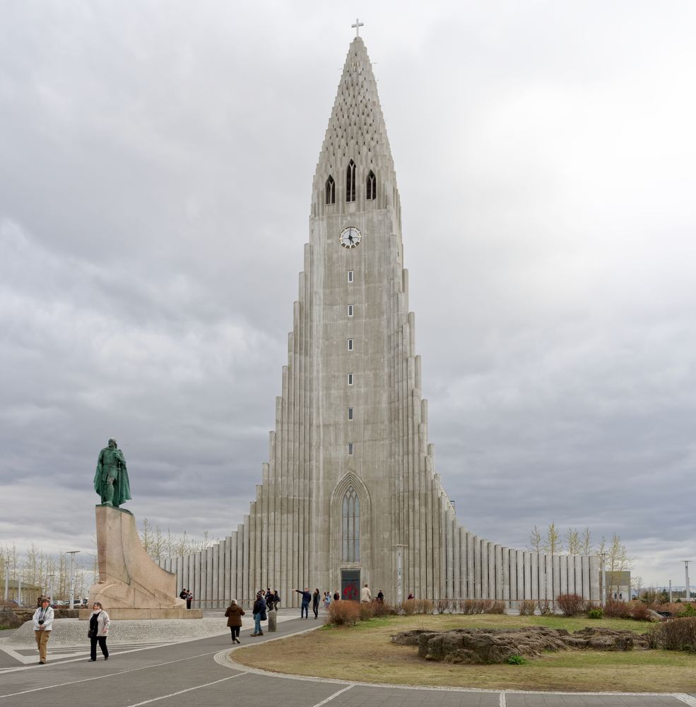 La façade en béton de l'église Hallgrímskirkja à Reykjavik