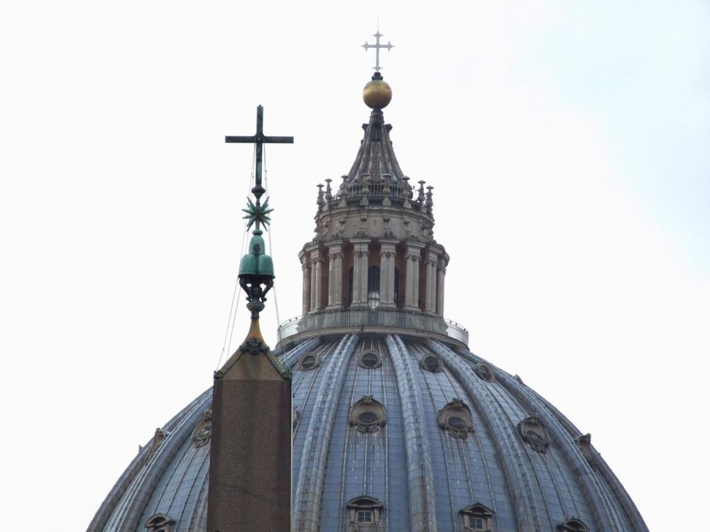 Le dôme de la basilique Saint-Pierre et l'obélisque du Vatican