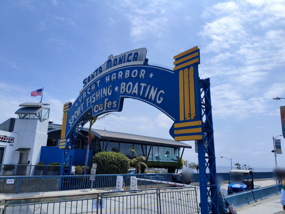 Grand panneau bleu à l'entrée de la jetée de Santa Monica
