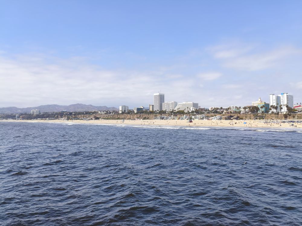 La plage de Santa Monica et les falaises vues depuis la jetée