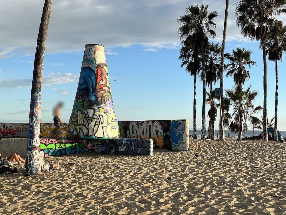 Un cône et des murs couverts de graffitis sur la plage de Venice