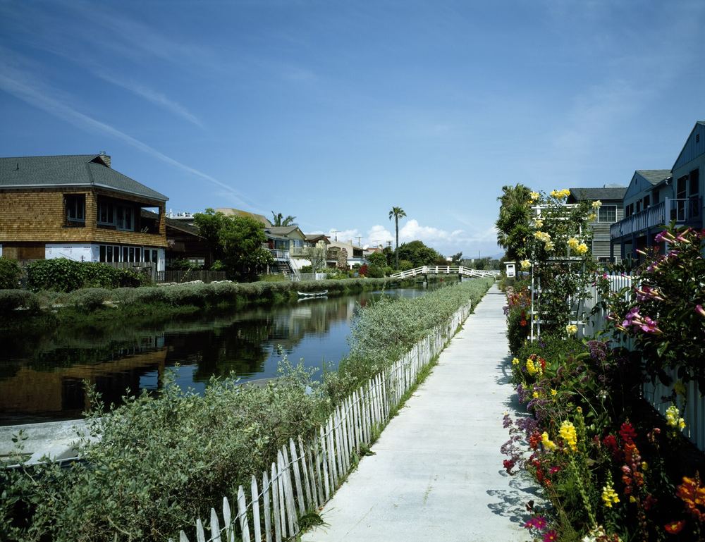 Un canal de Venice bordé de maisons