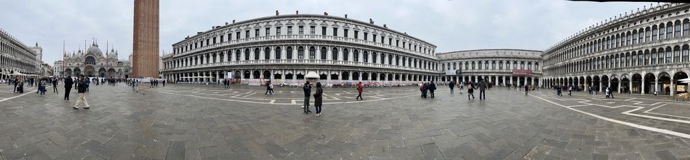 Vue panoramique de la place Saint-Marc à Venise