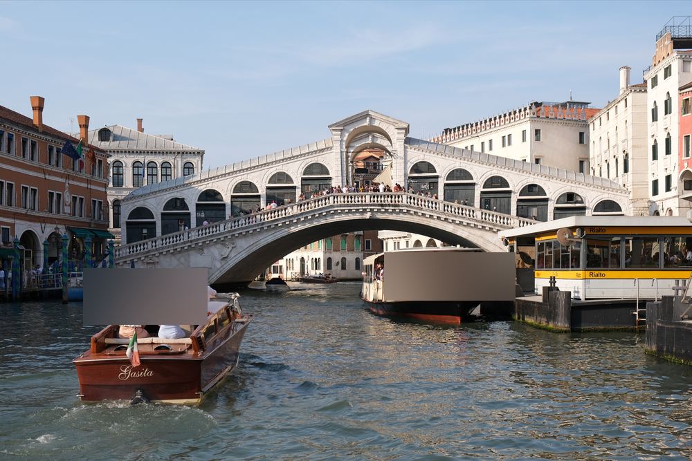 Le pont du Rialto et les bateaux sur le Grand Canal, à Venise