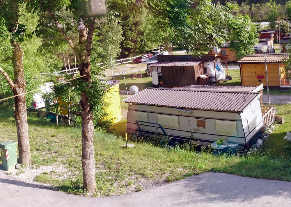 Caravane et chalets en bois dans un camping de montagne, Auronzo di Cadore