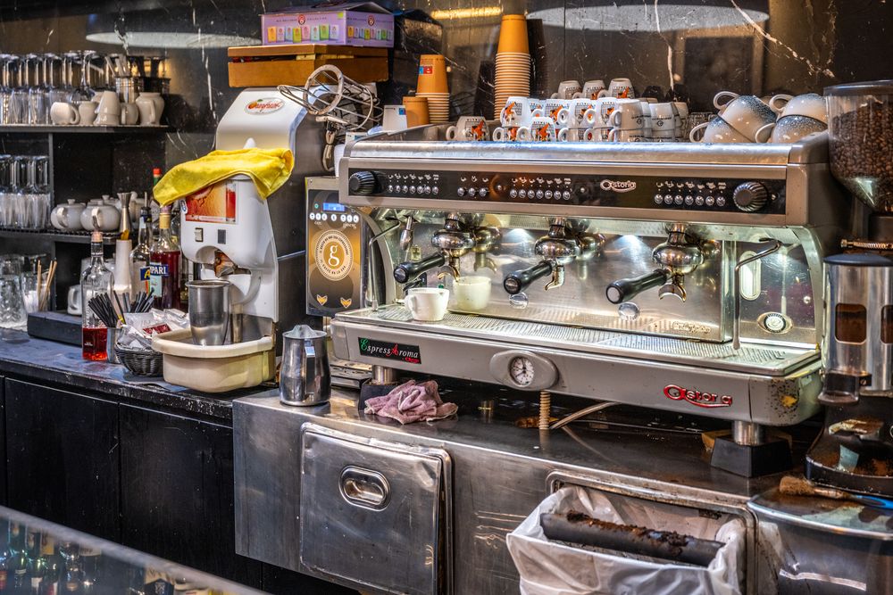 Comptoir et machine à expresso dans un bar italien, à Rome