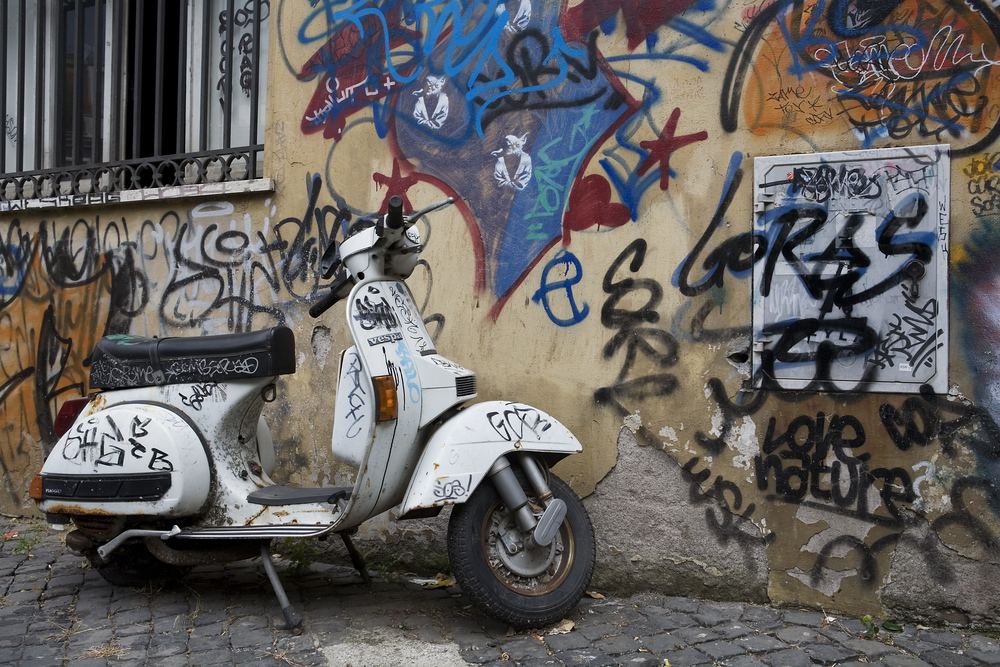 Louer un scooter à Rome : prix, permis et pièges à connaître