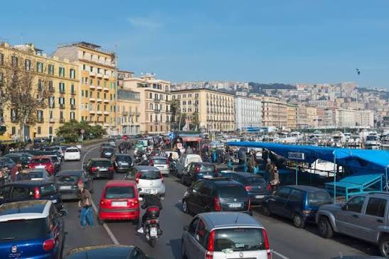 Se garer en Italie : que signifient les lignes bleues, blanches et jaunes